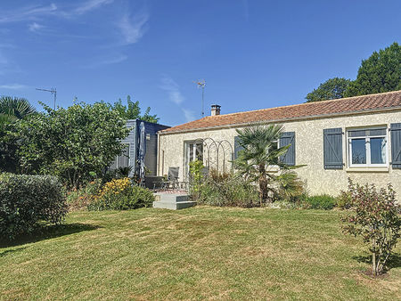 maison de plain-pied  3 chambres et 1 bureau  mervent  jardin avec vue dégagée