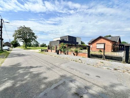 maison de plein-pied avec jardin  garage et passage latéral.