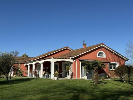 villa élégante avec lac et appartement  chauffage géothermiqu