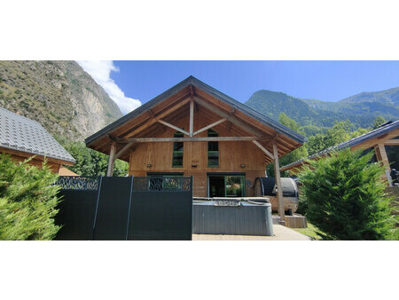 très beau chalet de 141 m2 dispose de 5 chambres 3 salles de bain  sauna  jaccuzi  piscine