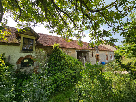 maison en pierre de 4 chambres  granges et près de 14 hectares de terrain. grand potentiel