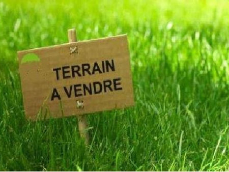 beau terrain boise dont une partie constructible