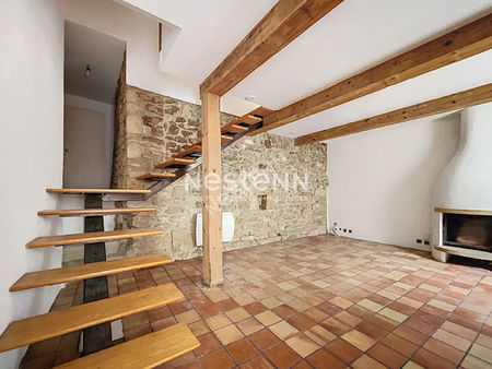 lourmarin centre  charmant duplex en bon état de 70 m2  2 chambres avec cave