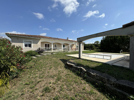 villa de plain-pied avec piscine et jardin