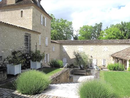 la ferme fortifiée  entièrement restaurée avec goût