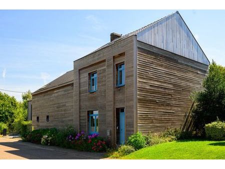 maison surprenante entourée d'une végétation luxuriante