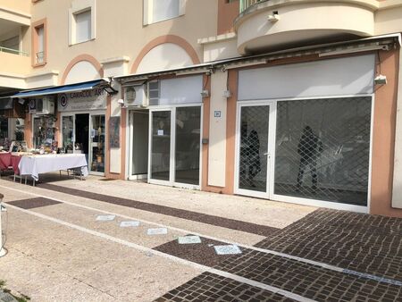 local commercial de 32 m² idéalement situé à port fréjus