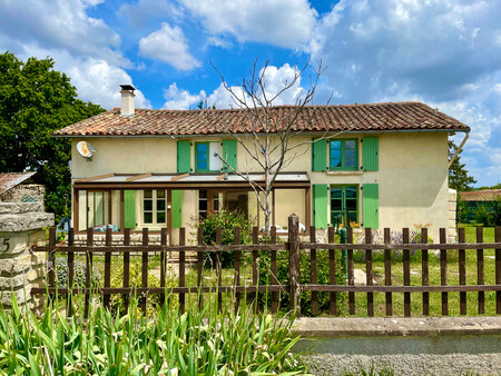 charmante maison de 2 chambres avec une vue magnifique sur la campagne  à proximité de clu