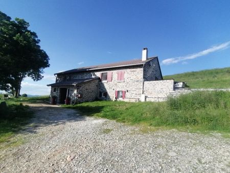 maison en pierre  massif du mézenc