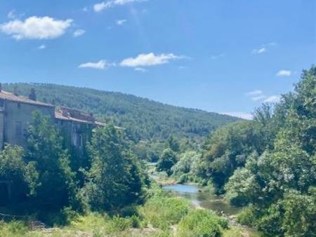 propriété au bord de l’eau dans le lagrasse médiéval