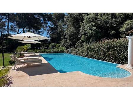 villa avec piscine sur terrain de 1900m²