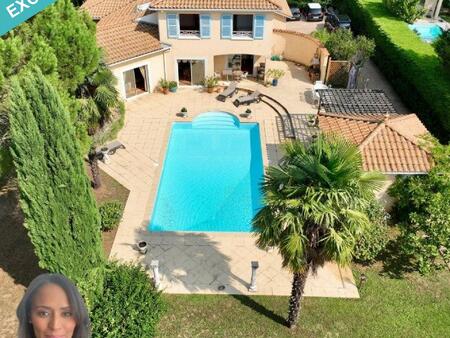 maison d'architecte spacieuse sur grand terrain avec piscine  proche de lyon et des commod