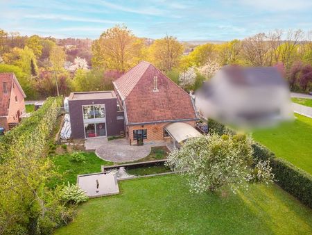 maison bien située avec espace bureau et studio de travail