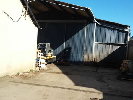 local de stockage (90 m2 environ) sur rue principale de st coulomb