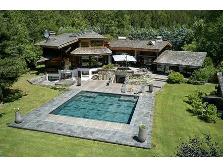 superbe chalet de 4 chambres à vendre à chamonix avec une architecture contemporaine...