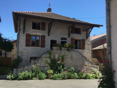 belle maison typique en pierre dans un beau village viticole du sud de la bourgogne