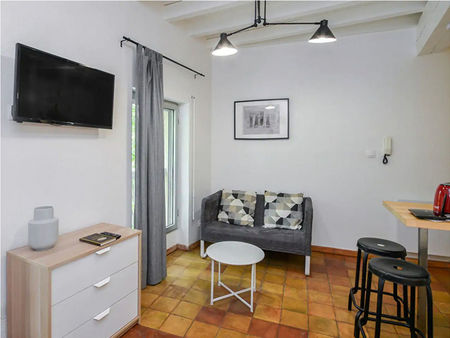 studio meublee pour etudiant place de l'horloge - avignon -