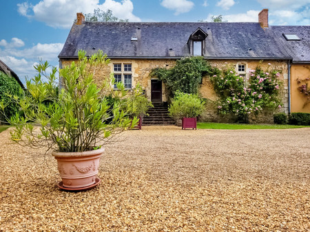 propriété d'exception comprenant un bâtiment du 15ème sur un sublime terrain arboré avec é