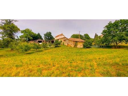 propriété ancienne avec environ 640 m² de bâtiments sur environ 2ha 35a 61ca