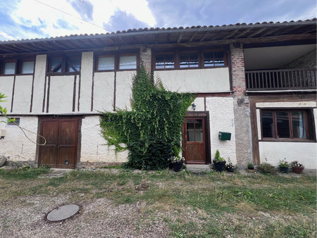 belle ancienne ferme  maison de trois chambres. cuisine avec aga  salon  terrasse  garage 