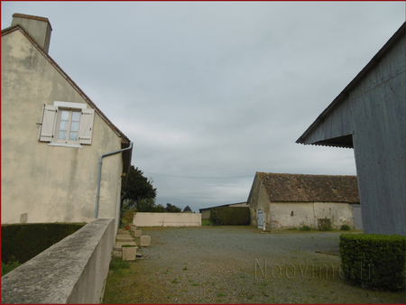 vente bourg de saint georges du rosay. 3000m2 de terrain maison 137 m2. 2 hangar . etables