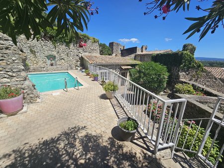 rochemaure - maison de ville atypique avec jardin et piscine