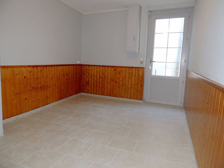 castelmoron sur lot  maison de village f2 d'environ 44 88 m2 avec garage et cour. cette ma