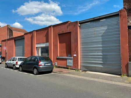 bel entrepôt avec bureaux et cour intérieur