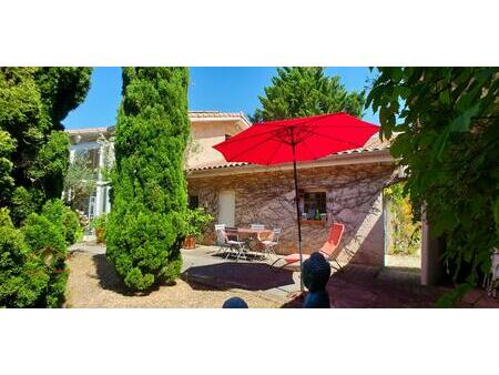 villa d'architecte avec piscine dans parc arbore