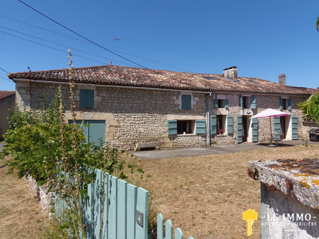 située dans un hameau calme une longère traditionnelle