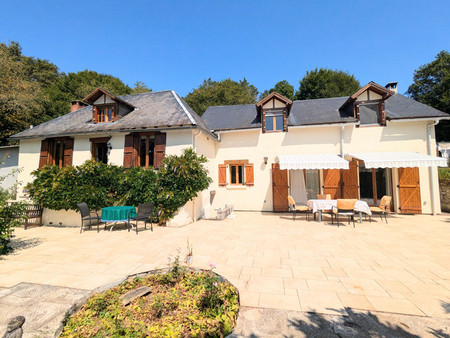 maison de 2 chambres très bien présentée  située au milieu d'un terrain de 1ha sans voisin