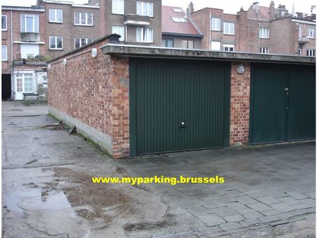 garage fermé et sécurisé à louer