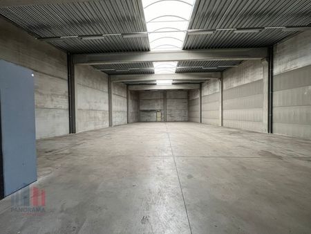 476 m² d'entrepôt avec petit bureau à louer