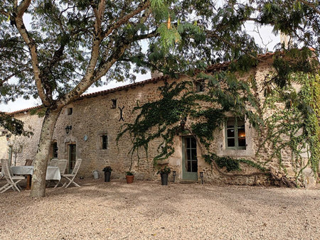 belle maison de campagne en pierre.