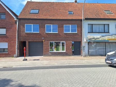 gerenoveerd duplex-appartement met 3 slaapkamers  terras met tuin  2 autostaanplaatsen en 