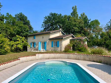 maison agréable et fonctionnelle située dans un village préservé à quelques minutes de gen