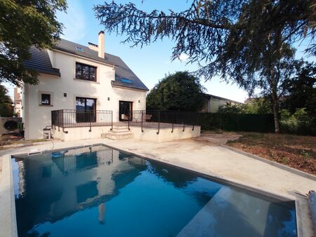 maison individuelle de 270 m2 avec piscine