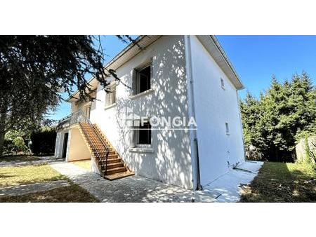 maison sur deux niveaux avec garage et jardin