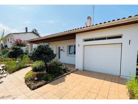 maison restaurée avec goût de plain-pied entourée d’une jardin clos  garage