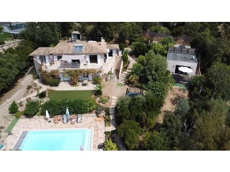 ensemble immobilier vue mer avec piscine