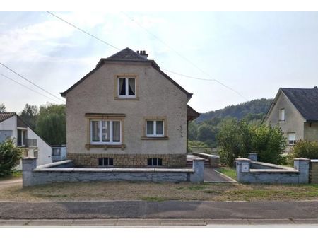 maison 4 facades avec jardin  et garage.