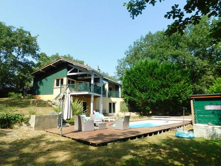 maison contemporaine de 8 pièce(s) 201 m2 avec 5 chambres  piscine et parc boisé de 8745m2