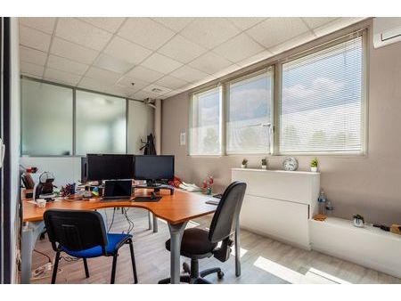 10 m² / 143 euros / bureau fermé / site gardienné