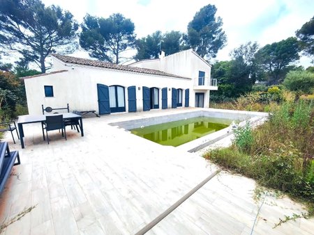 maison à biot avec vue sur les collines verdoyantes et les montagnes.