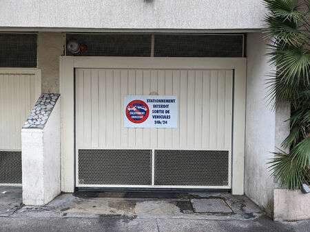 box fermé au rez-de-chaussée face à l'hôpital lenval nice