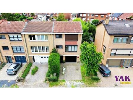 maison bel-étage 3 façades avec jardin et nombreux parkings