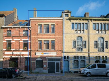 atelier/loods met te renoveren woning  ruime tuin en bijzonder veel potentieel op een boog