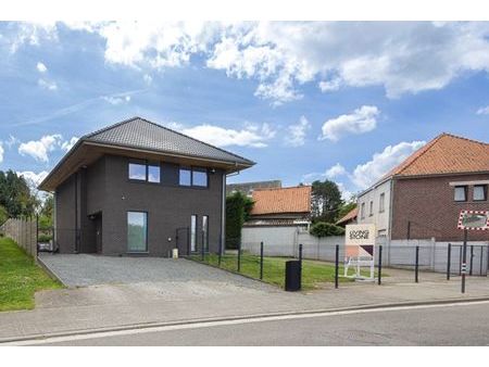 villa met aangelegde tuin  3 slaapkamers en ruime zolder