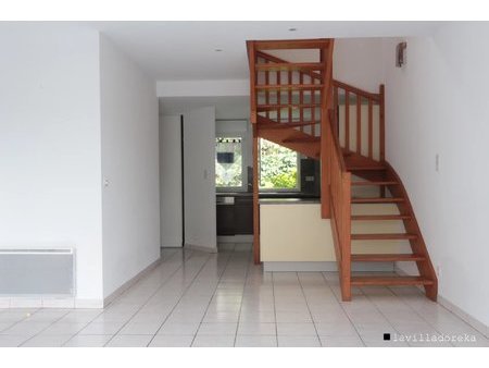 agréable maison à étage 78m2 avec terrasse extérieure et garage  en centre ville