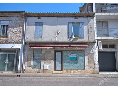 a vendre - ensemble immobilier avec local commercial  habitation et terrasse.